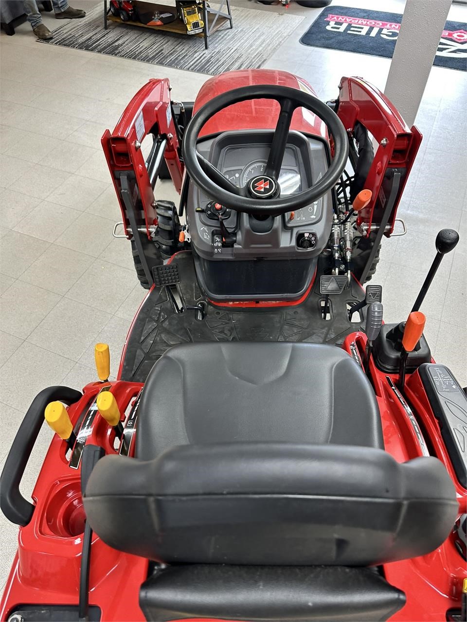 2024 Massey Ferguson GC1723E